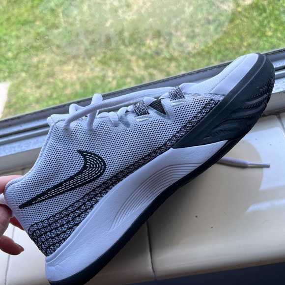 Nike Kyrie Flytrap 6 (5Y) - Picture 3 of 8